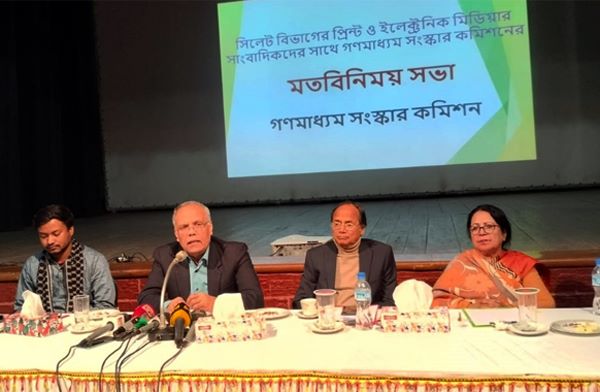 গণমাধ্যমকর্মীদের ন্যূনতম বেতনের নিশ্চয়তা থাকা দরকার: কামাল আহমেদ